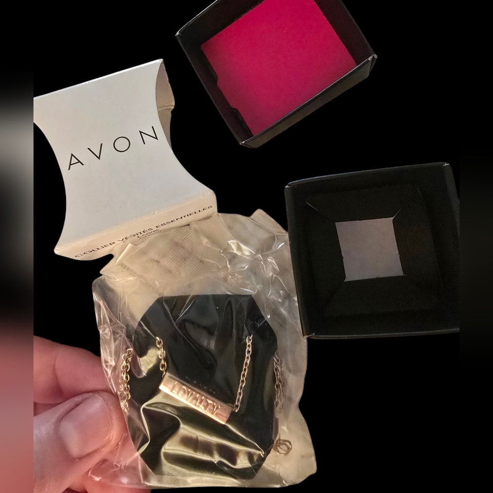 NWT Avon Essential Truths Necklace Love